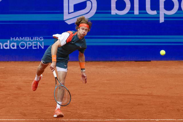 19 May 2025, Hamburg: Russian tennis player Andrey Rublev in action against Bosnia-Herzegovina's Damir Dzumhur during their men's singles round of 32 tennis match of the Hamburg European Open. Photo: Frank Molter/dpa