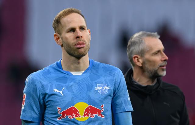 FILED - 23 February 2025, Saxony, Leipzig: Leipzig's Peter Gulacsi (L) and coach Marco Rose react after the German Bundesliga soccer match between RB Leipzig and 1. FC Heidenheim at the Red Bull Arena. Photo: Hendrik Schmidt/dpa - IMPORTANT NOTICE: DFL and DFB regulations prohibit any use of photographs as image sequences and/or quasi-video.