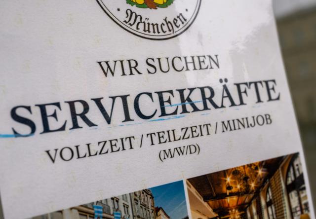 FILED - 03 January 2023, Bavaria, Munich: A sign reading "We are looking for service staff - full-time/part-time/mini-job" hangs at the entrance to a restaurant. Around half of employed women in Germany work part-time, official figures showed on Monday. Photo: Peter Kneffel/dpa