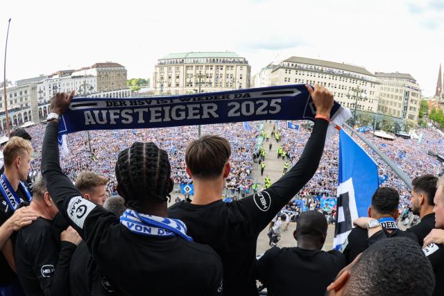 19 May 2025, Hamburg: The HSV players greet their fans from the balcony in front of Hamburg City Hall to celebrate their club's promotion to the 1st Bundesliga. Photo: Christian Charisius/dpa