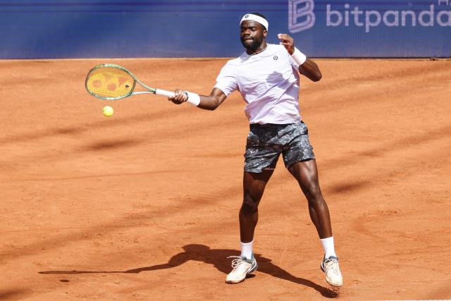 21 May 2025, Hamburg: US tennis player Frances Tiafoe in action against Spain's Roberto Bautista Agut during their men's singles round of 16 tennis match of the Hamburg European Open. Photo: Frank Molter/dpa