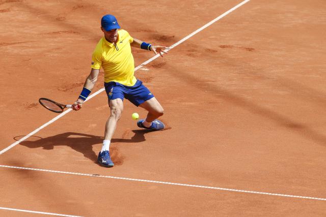 21 May 2025, Hamburg: Spanish tennis player Roberto Bautista Agut in action against US' Frances Tiafoe during their men's singles round of 16 tennis match of the Hamburg European Open. Photo: Frank Molter/dpa