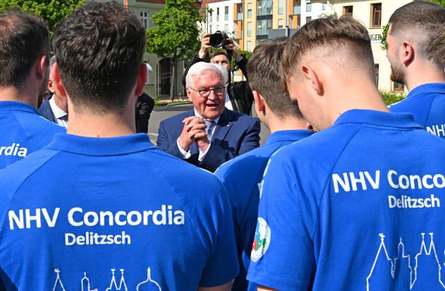 21 May 2025, Saxony, Delitzsch: German President Frank-Walter Steinmeier talks to the 1st men's team of NHV Concordia Delitzsch. As part of his "Local Time Germany" series, the Federal President is moving his official residence to Saxony for three days. Photo: Elisa Schu/dpa
