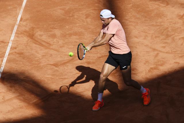 21 May 2025, Hamburg: France's tennis player Alexandre Mueller in action against German Alexander Zverev during their men's singles round of 16 tennis match of the Hamburg European Open tennis tournament. Photo: Frank Molter/dpa