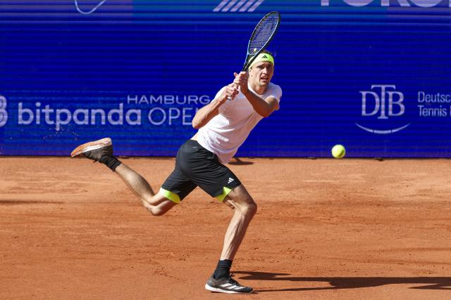 21 May 2025, Hamburg: German tennis player Alexander Zverev in action against France's Alexandre Mueller during their men's singles round of 16 tennis match of the Hamburg European Open tennis tournament. Photo: Frank Molter/dpa