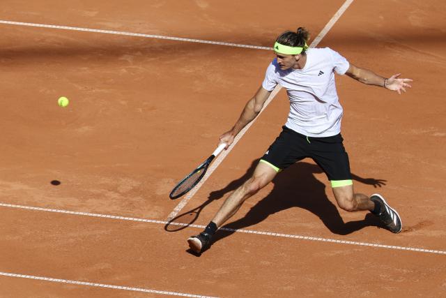 21 May 2025, Hamburg: German tennis player Alexander Zverev in action against France's Alexandre Mueller during their men's singles round of 16 tennis match of the Hamburg European Open tennis tournament. Photo: Frank Molter/dpa