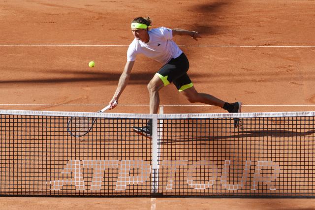 21 May 2025, Hamburg: German tennis player Alexander Zverev in action against France's Alexandre Mueller during their men's singles round of 16 tennis match of the Hamburg European Open tennis tournament. Photo: Frank Molter/dpa