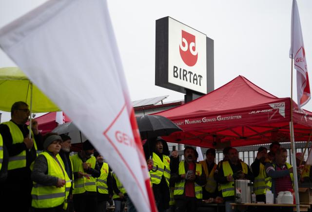 22 May 2025, Baden-Württemberg, Murr: Strikers stand in front of the Birtat kebab factory in Murr. The strike was called by the Food, Beverages and Catering Union (NGG) because previous negotiations on the first collective bargaining agreement have been unsuccessful. Photo: Markus Lenhardt/dpa