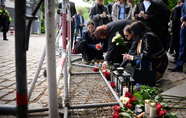 22 May 2025, Berlin: Visitors lay flowers and light candles at a memorial service in front of the Israeli embassy in Berlin in memory of the two embassy employees who were killed at the Israeli embassy in Washington. Photo: Bernd von Jutrczenka/dpa