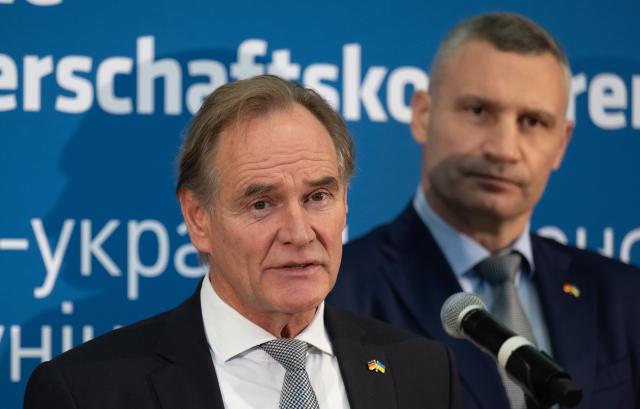 FILED - 15 November 2023, Saxony, Leipzig: Burkhard Jung (L), Lord Mayor of the City of Leipzig, speaks at the German-Ukrainian municipal partnership conference in Leipzig alongside Vitali Klitschko, Lord Mayor of the City of Kiev. Photo: Hendrik Schmidt/dpa