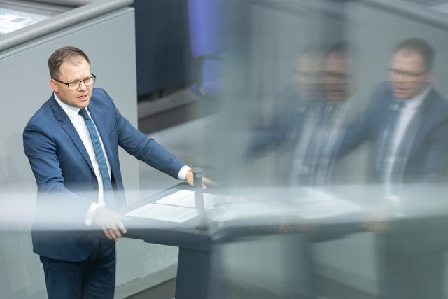 23 May 2025, Berlin: Carsten Schneider, German Minister for the Environment, Climate Protection, Nature Conservation and Nuclear Safety, speaks during the 8th plenary session of the German Parliament (Bundestag). Photo: Hannes P. Albert/dpa