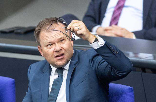 23 May 2025, Berlin: Carsten Schneider, German Minister for the Environment, Climate Protection, Nature Conservation and Nuclear Safety, attends the 8th plenary session of the German Parliament (Bundestag). Photo: Hannes P. Albert/dpa
