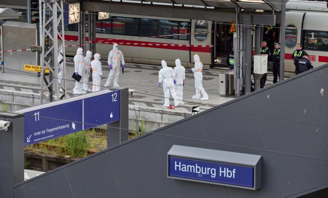 23 May 2025, Hamburg: Police and forensics on duty at the scene after several people were seriously injured in a knife attack at Hamburg Central Station. Photo: Georg Wendt/dpa