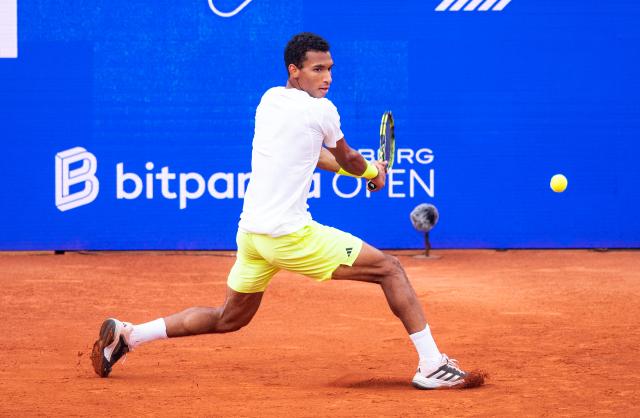 23 May 2025, Hamburg: Canadian tennis player Felix Auger-Aliassime in action against Russia's Andrey Rublev during their men's singles semi-final tennis match of the Hamburg European Open tennis tournament. Photo: Daniel Bockwoldt/dpa