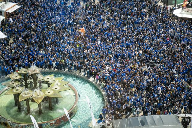 24 May 2025, Berlin: Arminia Bielefeld fans gather on Alexanderplatz ahead of the DFB Cup final match soccer match against VfB Stuttgart. Photo: Christophe Gateau/dpa
