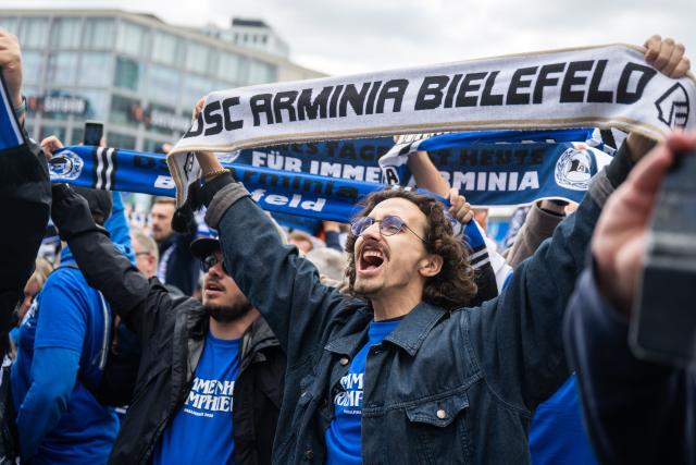 24 May 2025, Berlin: Arminia Bielefeld fans gather on Alexanderplatz ahead of the DFB Cup final match soccer match against VfB Stuttgart. Photo: Christophe Gateau/dpa