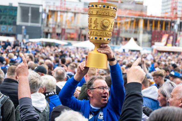 24 May 2025, Berlin: Arminia Bielefeld fans gather on Alexanderplatz ahead of the DFB Cup final match soccer match against VfB Stuttgart. Photo: Christophe Gateau/dpa
