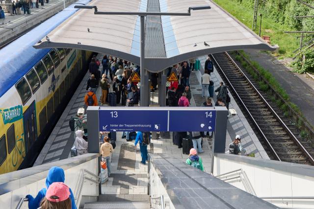 24 May 2025, Hamburg: Passengers on the platforms of  Hamburg Central Station, a day after several people were seriously injured in a knife attack at Hamburg Central Station. Photo: Georg Wendt/dpa