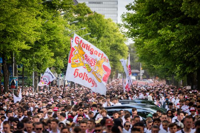 24 May 2025, Berlin: Stuttgart fans march from Theodor-Heuss-Platz to Olympischer Platz ahead of the German DFB Cup final soccer match against Arminia Bielefeld. Photo: Christoph Soeder/dpa