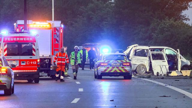 25 May 2025, Rheinland-Pfalz, Bassenheim: Firefighters and police are at the scene of an accident on the A48 freeway. At least three people were fatally injured in an accident involving a minibus on the Autobahn 48 near the Rhineland-Palatinate city of Koblenz last night. Six other people were seriously injured and taken to hospital, the head of the fire department told the German Press Agency. Photo: Daniel Evers/dpa