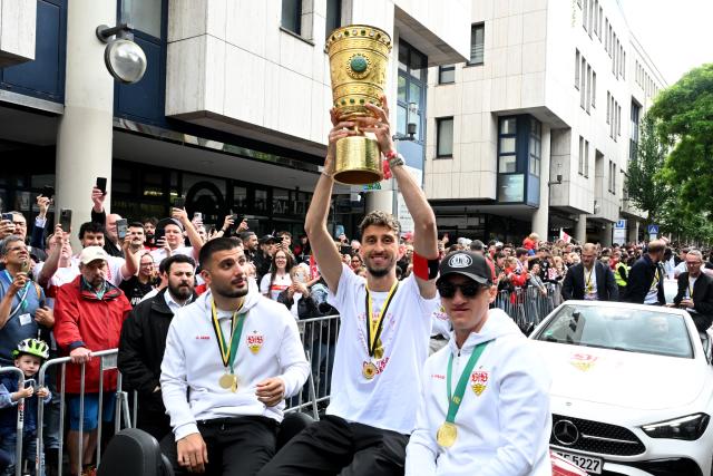 25 May 2025, Baden-Wuerttemberg, Stuttgart: Stuttgart's Atakan Karazor (C) celebrates with the DFB Cup during the motorcade to Schlossplatz after winning the final aginst Arminia Bielefeld. Photo: Uli Deck/dpa