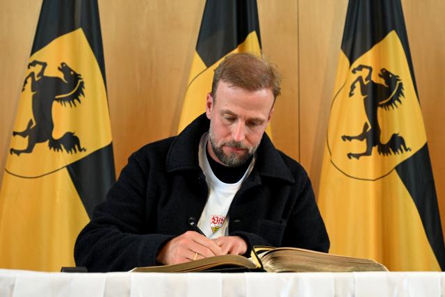 25 May 2025, Baden-Wuerttemberg, Stuttgart: VfB Stuttgart coach Sebastian Hoeness signs the city's Golden Book during the reception in the town hall after winning the DFB Cup final aginst Arminia Bielefeld. Photo: Uli Deck/dpa
