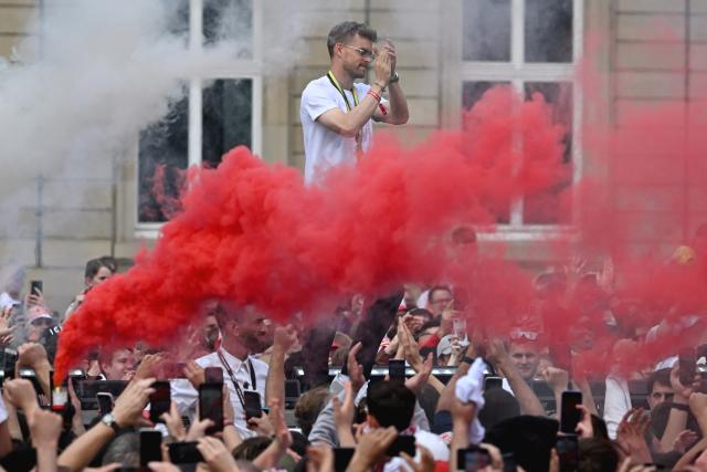 25 May 2025, Baden-Wuerttemberg, Stuttgart: Stuttgart's Maximilian Mittelstaedt is celebrated by the fans during the motorcade to Schlossplatz after winning the final aginst Arminia Bielefeld. Photo: Marijan Murat/dpa