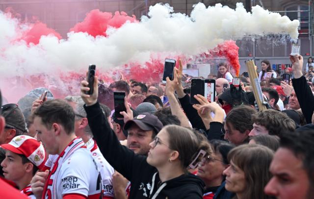 25 May 2025, Baden-Wuerttemberg, Stuttgart: Stuttgart fans watch the reception on the Schlossplatz after winning the final aginst Arminia Bielefeld. Photo: Uli Deck/dpa