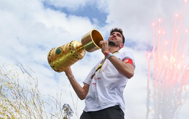 25 May 2025, Baden-Wuerttemberg, Stuttgart: Stuttgart's Atakan Karazor celebrates with the trophy at the reception on the Schlossplatz after winning the final aginst Arminia Bielefeld. Photo: Uli Deck/dpa