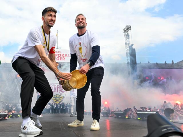 25 May 2025, Baden-Wuerttemberg, Stuttgart: Stuttgart's Atakan Karazor (L) and Stuttgart coach Sebastian Hoeness celebrate with the trophy at the reception on the Schlossplatz after winning the final aginst Arminia Bielefeld. Photo: Uli Deck/dpa
