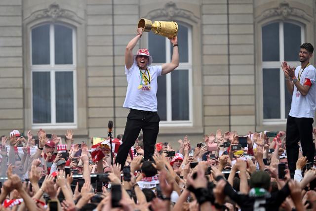 25 May 2025, Baden-Wuerttemberg, Stuttgart: Stuttgart's Nick Woltemade (L) celebrates with the DFB Cup in front of the fans at the reception on the Schlossplatz after winning the final aginst Arminia Bielefeld. Photo: Marijan Murat/dpa