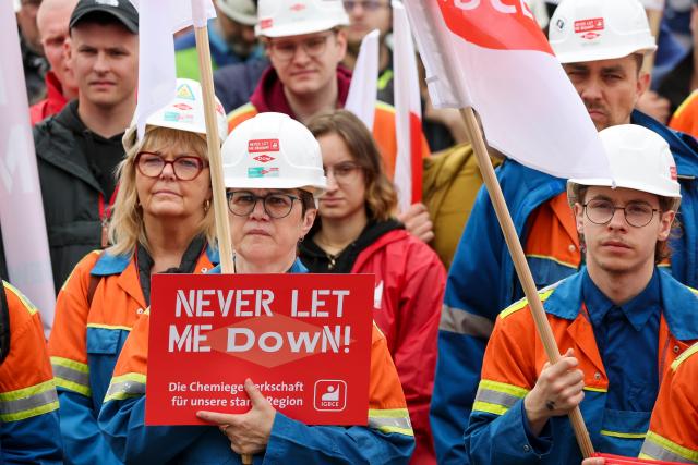 28 May 2025, Saxony, Boehlen: Chemical workers take part in a protest organized by the Mining, Chemical and Energy Industrial Union (IGBCE) against Dow Chemical's plans to shut down the Boehlen Chemical Park. Photo: Jan Woitas/dpa