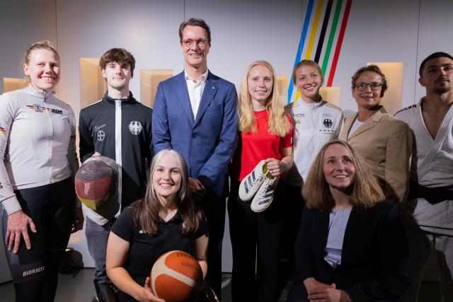 28 May 2025, North Rhine-Westphalia, Cologne: Hendrik Wuest (3-L), Minister President of North Rhine-Westphalia, stands together with athletes and Olympic champion Isabell Werth (back 2nd from right) at the presentation of the concept of an Olympic bid with the Rhine-Ruhr region for the Olympic Games. Photo: Rolf Vennenbernd/dpa