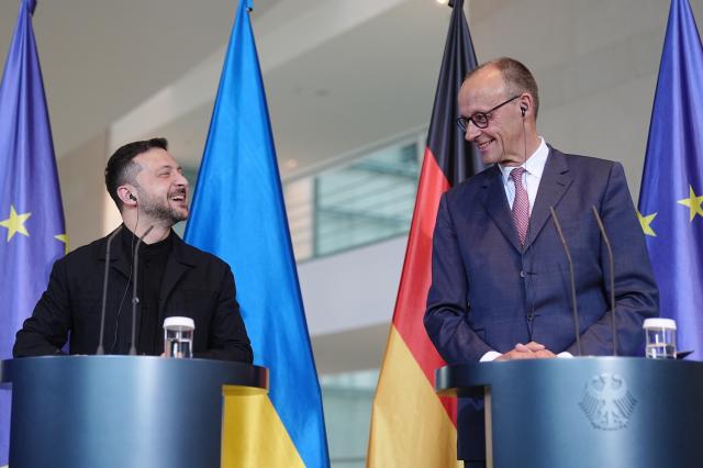 28 May 2025, Berlin: Ukraine's President Volodymyr Zelensky (L) and German Chancellor Friedrich Merz hold a joint press conference at the German Chancellery in Berlin. Photo: Kay Nietfeld/dpa
