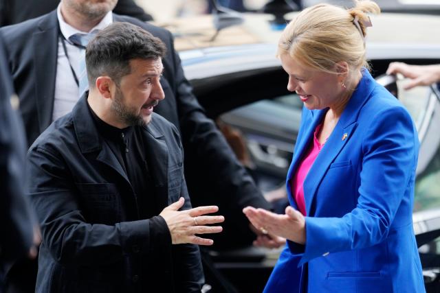 28 May 2025, Berlin: Ukraine's President Volodymyr Zelensky (L) welcomed by President of the German Bundestag Julia Kloeckner in front of the Reichstag building, seat of the German Bundestag. Photo: Markus Schreiber/AP Pool/dpa