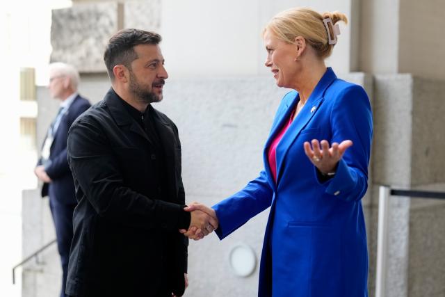 28 May 2025, Berlin: Ukraine's President Volodymyr Zelensky (L) welcomed by President of the German Bundestag Julia Kloeckner in front of the Reichstag building, seat of the German Bundestag. Photo: Markus Schreiber/AP Pool/dpa