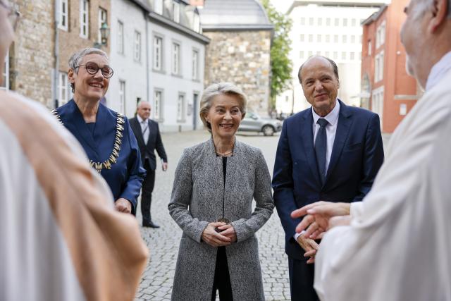 29 May 2025, North Rhine-Westphalia, Aachen: (L-R) Sibylle Keupen Lord Mayor of the City of Aachen stands next to the President of the EU Commission Ursula von der Leyen and her husband Heiko Echter von der Leyen before the Pontifical Mass in the cathedral. Photo: Thomas Banneyer/dpa