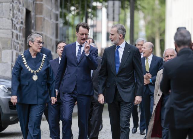 29 May 2025, North Rhine-Westphalia, Aachen: (L-R) Sibylle Keupen Lord Mayor of the City of Aachen attends the Pontifical Mass in the cathedral alongside Hendrik Wuest (CDU) Minister President of the State of North Rhine-Westphalia and the Spanish King Felipe VI. Photo: Thomas Banneyer/dpa