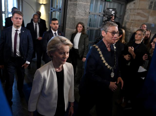 29 May 2025, North Rhine-Westphalia, Aachen: Ursula von der Leyen (L), President of the European Commission, and Sibylle Keupen, Lord Mayor of Aachen, attend the presentation of the International Charlemagne Prize to EU Commission President von der Leyen in the town hall. The Charlemagne Prize has been awarded for 75 years by citizens of the city of Aachen for services to Europe and European unification. Photo: Federico Gambarini/dpa-Pool/dpa