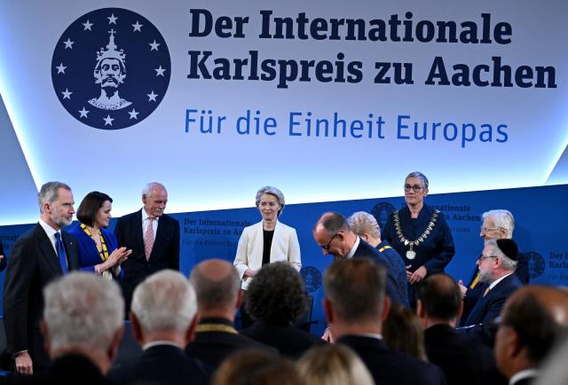 29 May 2025, North Rhine-Westphalia, Aachen: Ursula von der Leyen (C), President of the European Commission, attends the presentation of the International Charlemagne Prize in City Hall. Von der Leyen is being honored because, as the "strong voice of Europe in the world", she powerfully represents the interests of the EU and its friends. Photo: Federico Gambarini/dpa-Pool/dpa