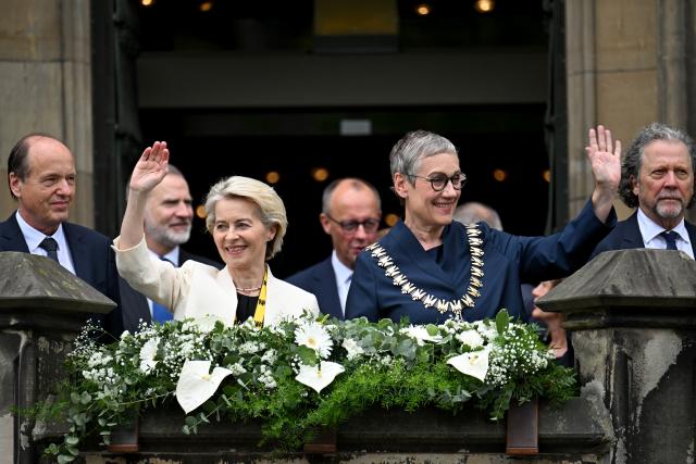 29 May 2025, North Rhine-Westphalia, Aachen: Laureate Ursula von der Leyen (L), President of the European Commission, waves from the balcony of the town hall after receiving the International Charlemagne Prize, alongside Sibylle Keupen, Mayor of Aachen. Photo: Federico Gambarini/dpa-Pool/dpa