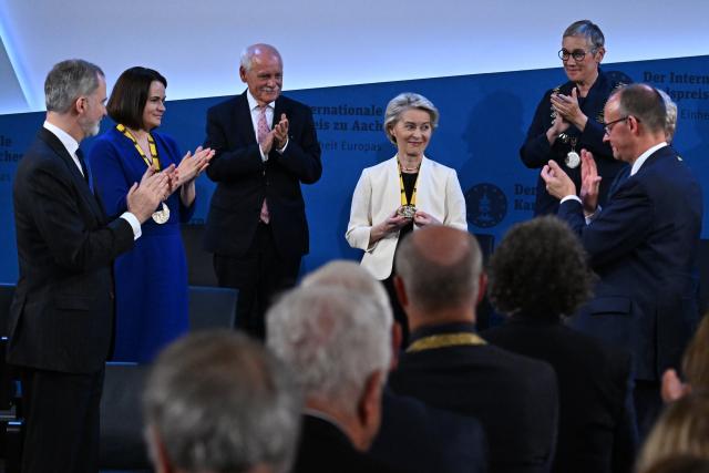 29 May 2025, North Rhine-Westphalia, Aachen: Laureate Ursula von der Leyen (C), President of the European Commission, accepts the applause of the guests after the award ceremony of the International Charlemagne Prize in City Hall, including (L-R)King Felipe VI of Spain, Svetlana Tikhanovskaya, Juergen Linden, Chairman of the Charlemagne Prize Board of Directors, Sibylle Keupen, Mayor of Aachen, and Federal Chancellor Friedrich Merz (R). Photo: Federico Gambarini/dpa-Pool/dpa