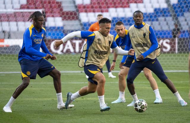 30 May 2025, Bavaria, Munich: Inter Milan's Lautaro Martinez (C), Marcus Thuram (R) and Yann Bisseck take part in a training session, ahead of Saturday's UEFA Champions League final soccer match against Paris Saint-Germain. Photo: Peter Kneffel/dpa