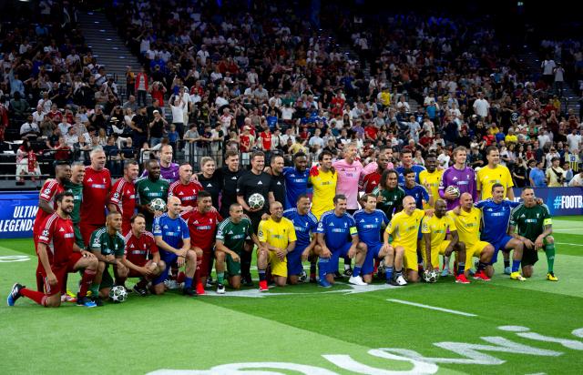 30 May 2025, Bavaria, Munich: Players pose for a group photo during the UEFA Legends Tournament at the SAP Garden, ahead of Saturday's UEFA Champions League final soccer match against between Inter Milan Paris Saint-Germain. Photo: Sven Hoppe/dpa