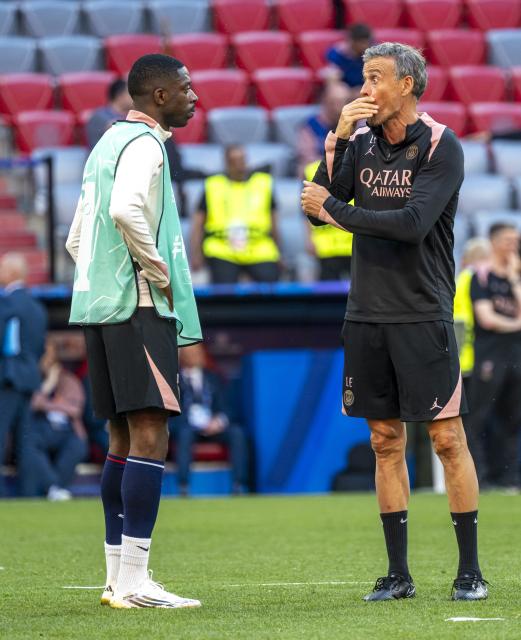 30 May 2025, Bavaria, Munich: Paris Saint-Germain coach Luis Enrique (R) talks with Ousmane Dembele during a training session, ahead of Saturday's UEFA Champions League final soccer match against Inter Milan. Photo: Peter Kneffel/dpa