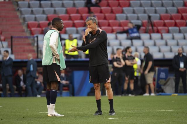 30 May 2025, Bavaria, Munich: Paris Saint-Germain coach Luis Enrique (R) talks with Ousmane Dembele during a training session, ahead of Saturday's UEFA Champions League final soccer match against Inter Milan. Photo: Peter Kneffel/dpa