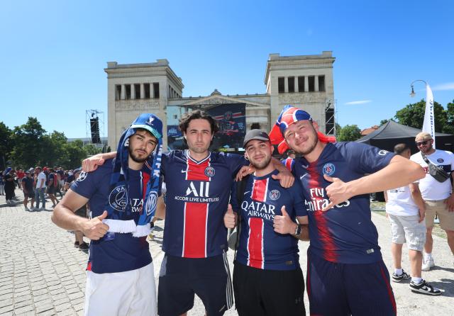 31 May 2025, Bavaria, Munich: Paris Saint-Germain fans celebrate on the King's Square, ahead of the UEFA Champions League final soccer match between Inter Milan and Paris Saint-Germain. Photo: Karl-Josef Hildenbrand/dpa