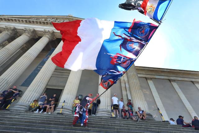 31 May 2025, Bavaria, Munich: Paris Saint-Germain fans celebrate on the King's Square, ahead of the UEFA Champions League final soccer match between Inter Milan and Paris Saint-Germain. Photo: Karl-Josef Hildenbrand/dpa
