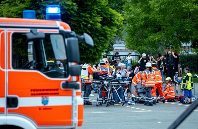 31 May 2025, Saarland, Saarbruecken: School paramedics from Bruchwiese Community School support the emergency services and fire department in caring for the injured. Photo: Laszlo Pinter/dpa