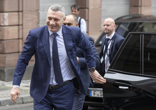 01 June 2025, Hesse, Frankfurt/Main: Vitali Klitschko, Mayor of Kiev, arrives at the award ceremony for the Franz Werfel Human Rights Prize 2025 at St. Paul's Church in Frankfurt. Photo: Boris Roessler/dpa